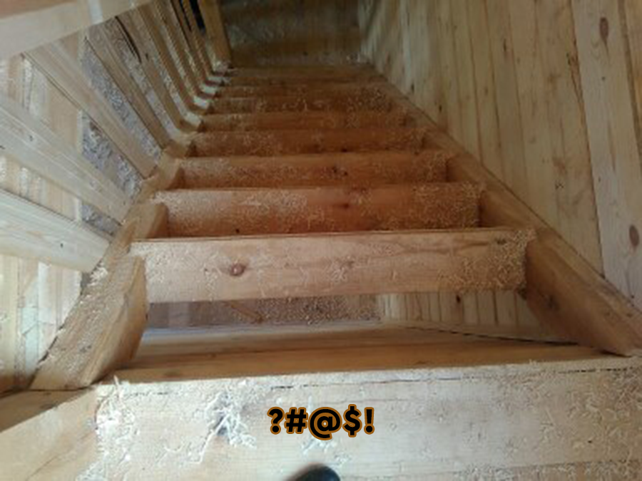 Плохо смонтированная деревянная лестница