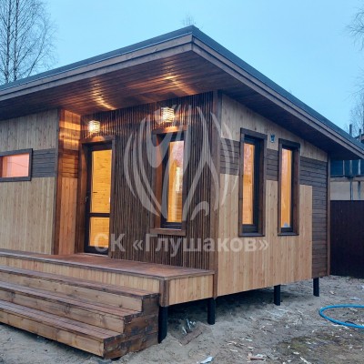 Каркасная баня с односкатной крышей и отделкой планкеном